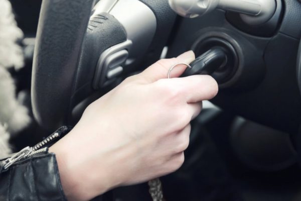 O motor de arranque gira mas o carro não liga – Causas comuns e soluções